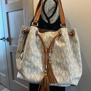 - Michael Kors Kelsey Large Shoulder Tote